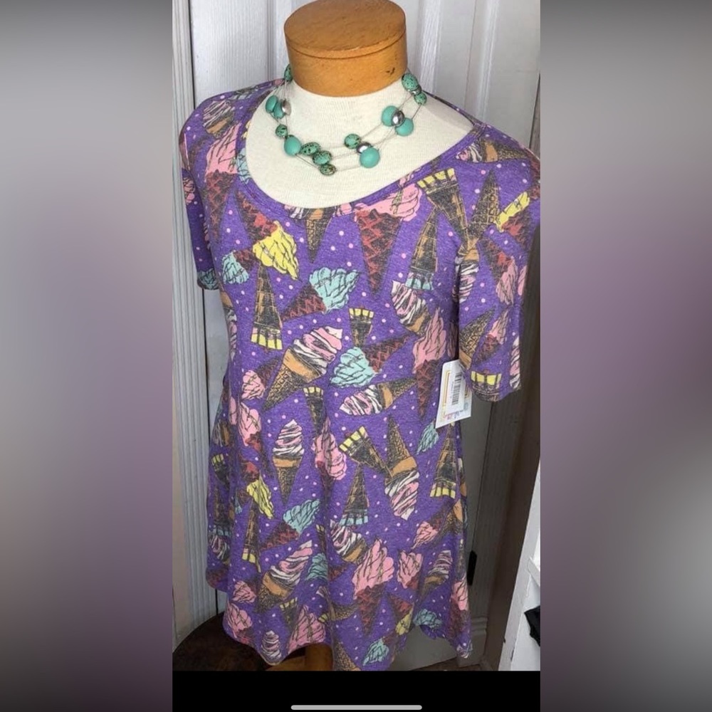 Brand new with TAGS LuLa Roe size small perfect tee